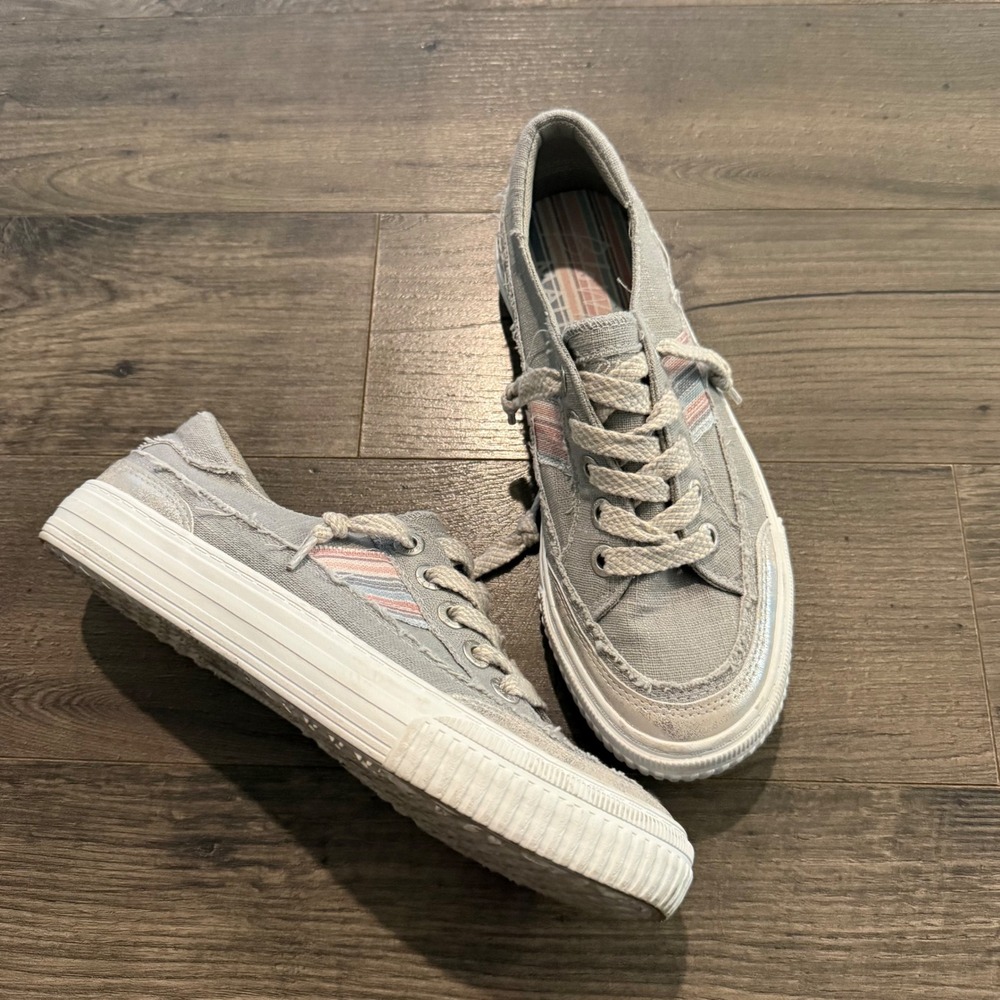 Blowfish Malibu Gray Canvas Distressed Lace Up Sneakers Metallic Detail Size 8.5